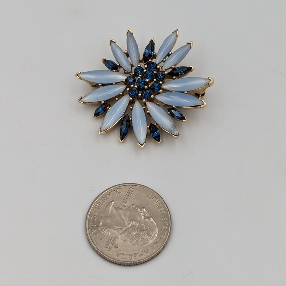 Rare Crown Trifari Gold Tone Blue & Opalescent Blue Rhinestones Flower Brooch - Picture 8 of 10